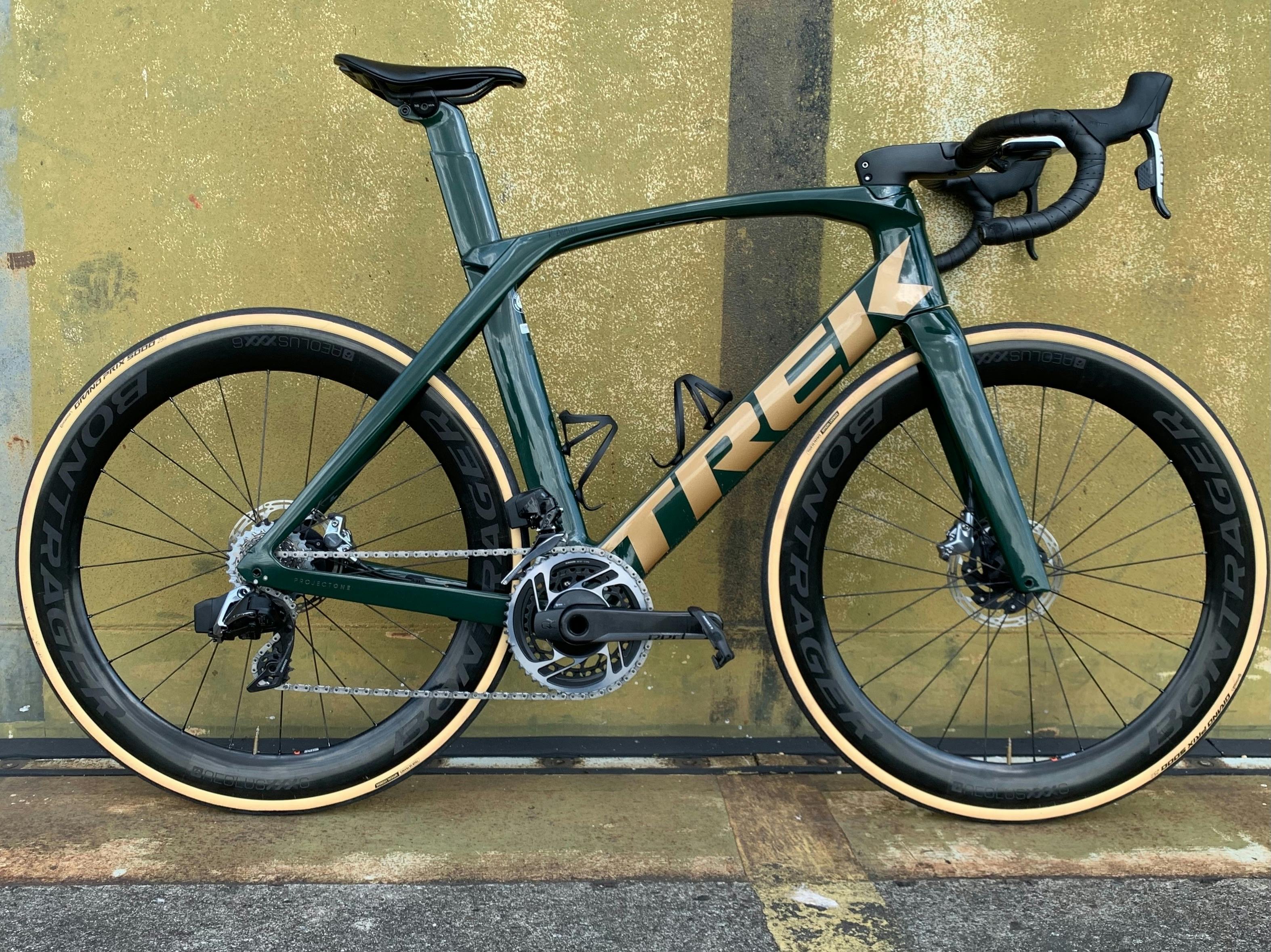 cerca Extinto Producto GCN Content Preview: Trek Madone Projekt One / British racing green/Old  style Gold